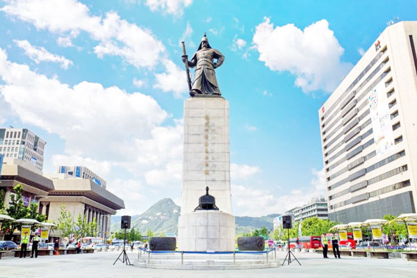 Quảng trường Gwanghwamun với tượng vua Sejong và cổng Gwanghwamun dẫn vào Cung điện Gyeongbokgung